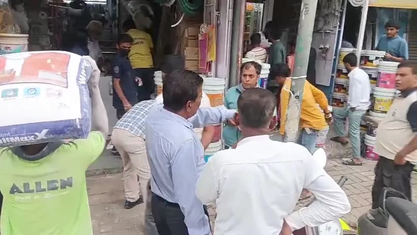 नगर निगम ने न्यू मार्केट के रेहड़ी-पटरी दुकानदारों की शिफ्टिंग शुरू कर दी है।