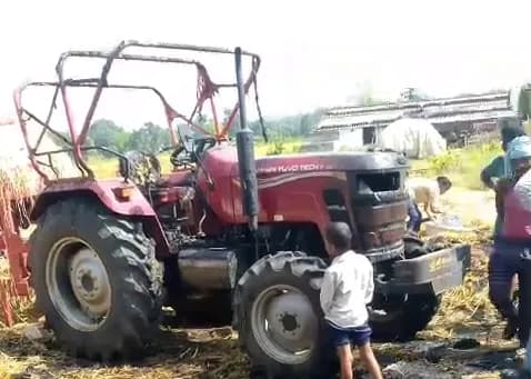 धान की गहाई के दौरान ट्रैक्टर में लगी आग, जलकर हुआ खाक