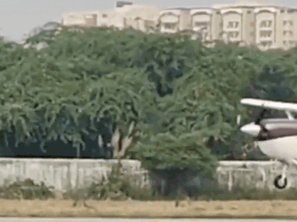 क्लाउड सीडिंग एक प्रक्रिया है जिसमें बादलों में रसायन जैसे सिल्वर आयोडाइड या ड्राई आइस का छिड़काव किया जाता है।