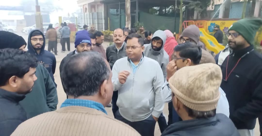 सर्वे टीमों से चर्चा करते कलेक्टर शिवम वर्मा।