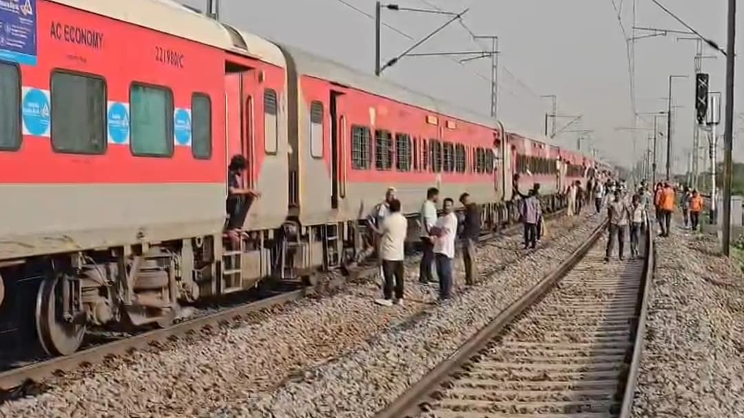 उदयपुर इंटरसिटी एक्सप्रेस में आग लगने की अफवाह फैलने के बाद घबराए यात्रियों ने चलती ट्रेन से छलांग लगा दी।