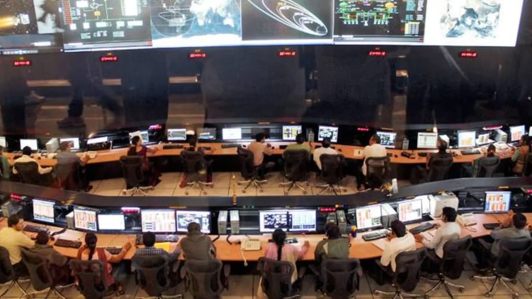 ISRO में फिलहाल 14,600 से ज्यादा कर्मचारी हैं।