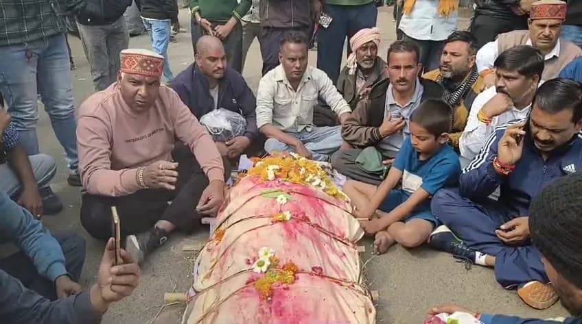 सड़क पर शव रखकर प्रदर्शन करते परिजन, फोटो।