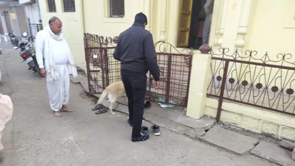 मंदिर में जांच करती FSL टीम और डॉग स्क्वॉड।