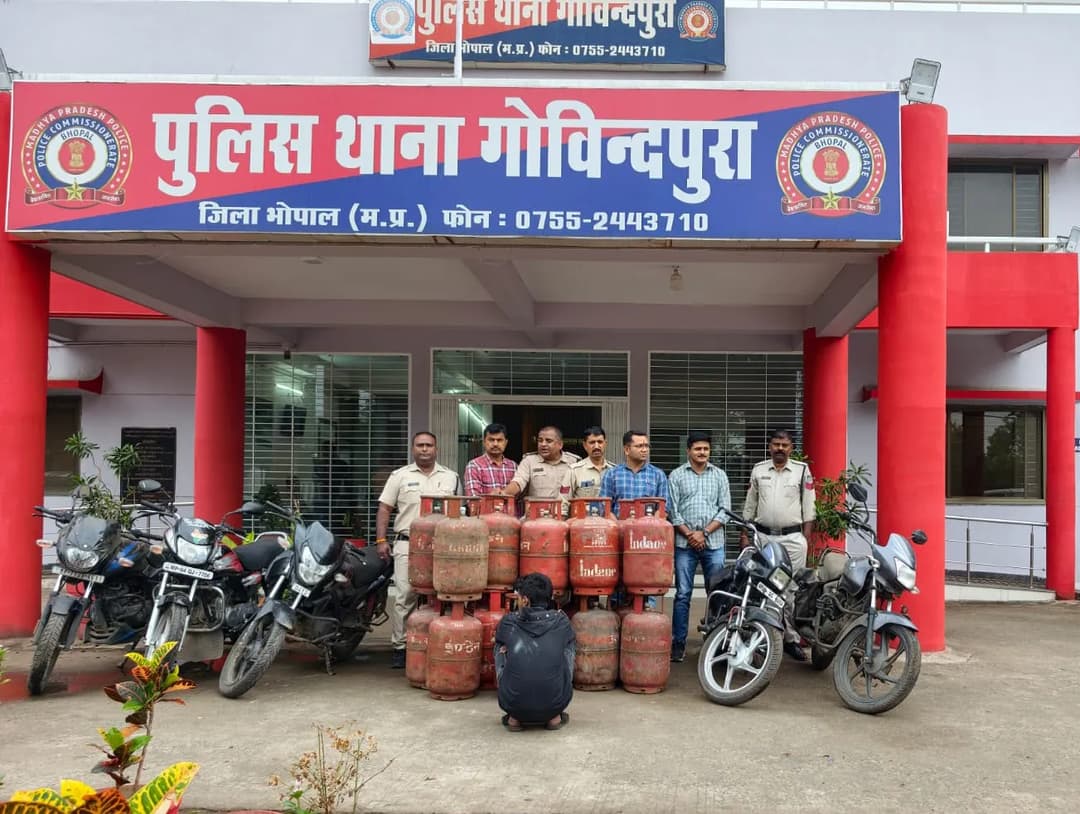 भोपाल की गोविंदपुरा पुलिस ने 26 गैस सिलेंडर और 5 बाइक बरामद  कर एक युवक और एक विधि-विरुद्ध बालक को पकड़ा।