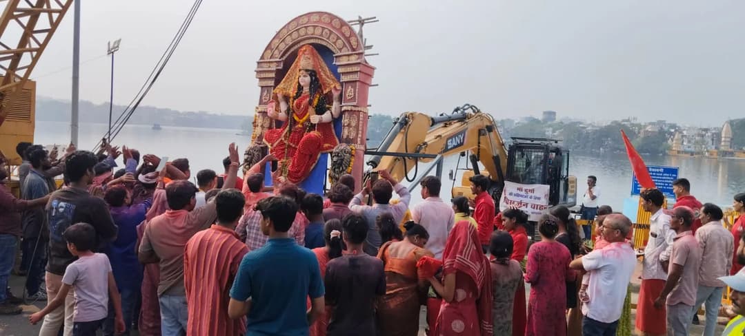 श्रद्धालु पूजा-अर्चना कर मैया के जयकारों के बीच कर रहे प्रतिमाओं का विसर्जन, सात घाटों पर विसर्जन के लिए नगर निगम
