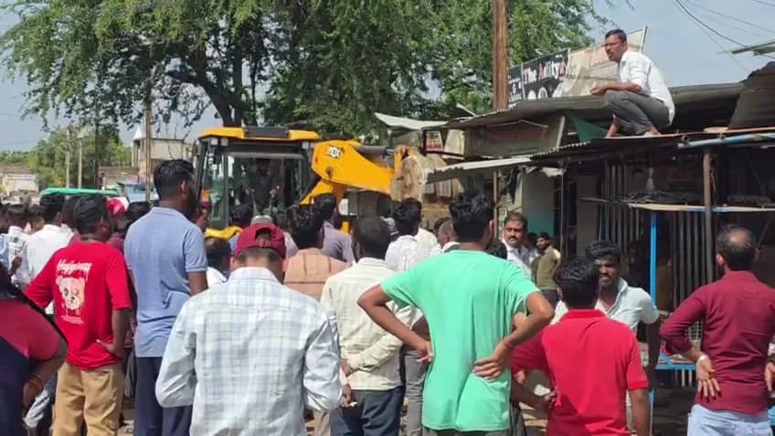 निवाड़ी में त्यौहारों से पहले अतिक्रमण हटाने पर विवाद