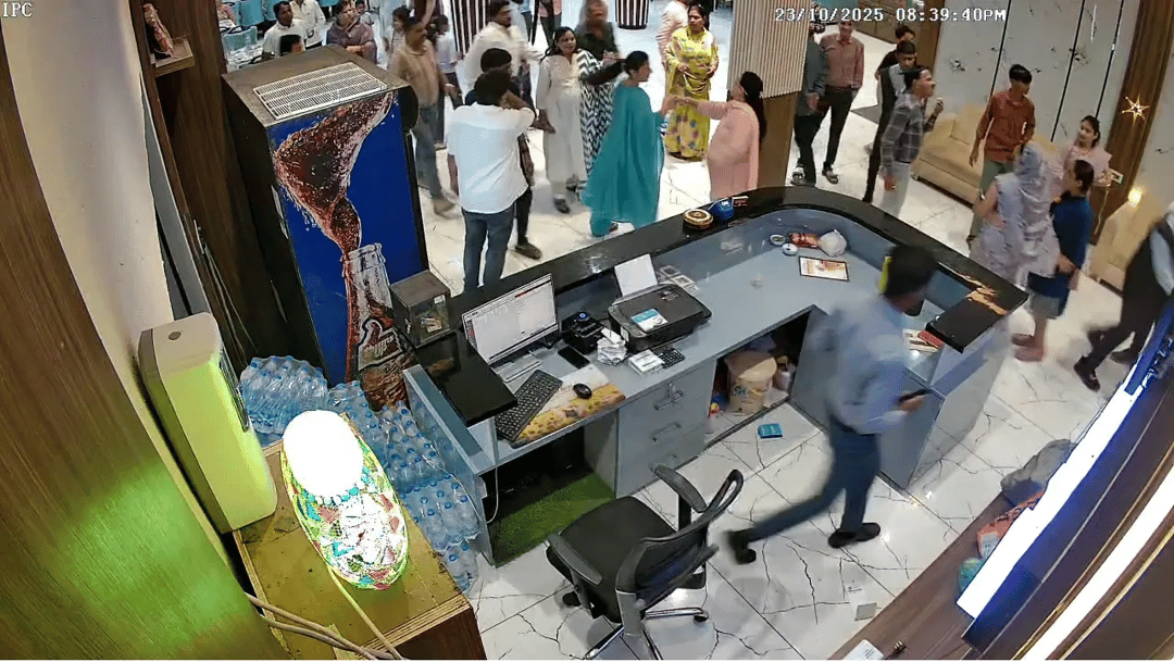 कांग्रेस नेता संजय दवे ने होटल मैनेजर से मारपीट की; मामला CCTV फुटेज में कैद