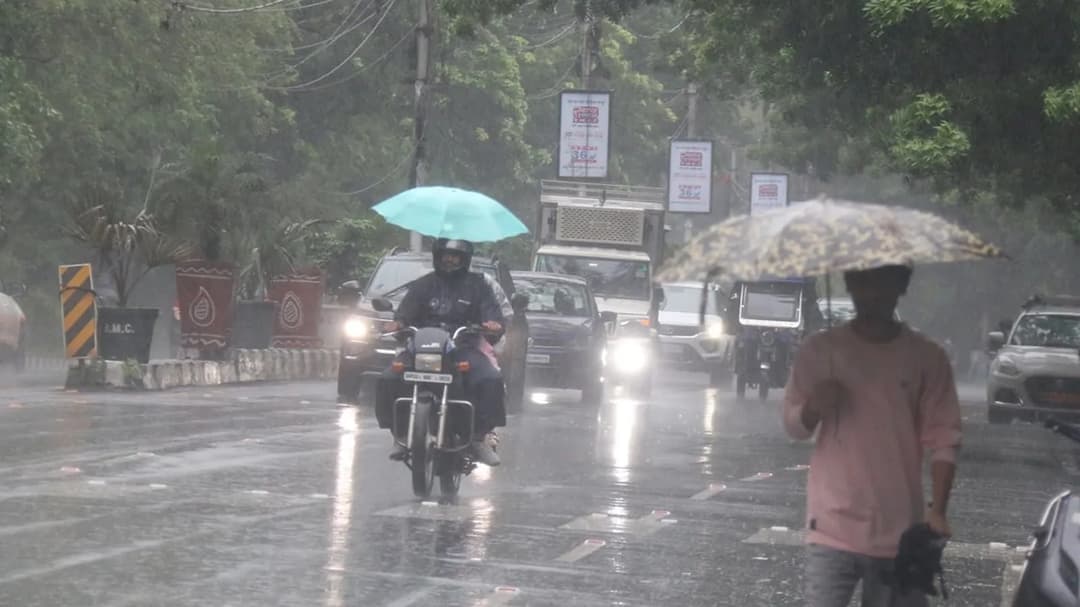 चक्रवात 'अर्नब' का तांडव अभी बाकी, बूंदाबांदी और ठंडी हवाओं से बढ़ी ठिठुरन; जानें कब तक बरसेंगे बादल