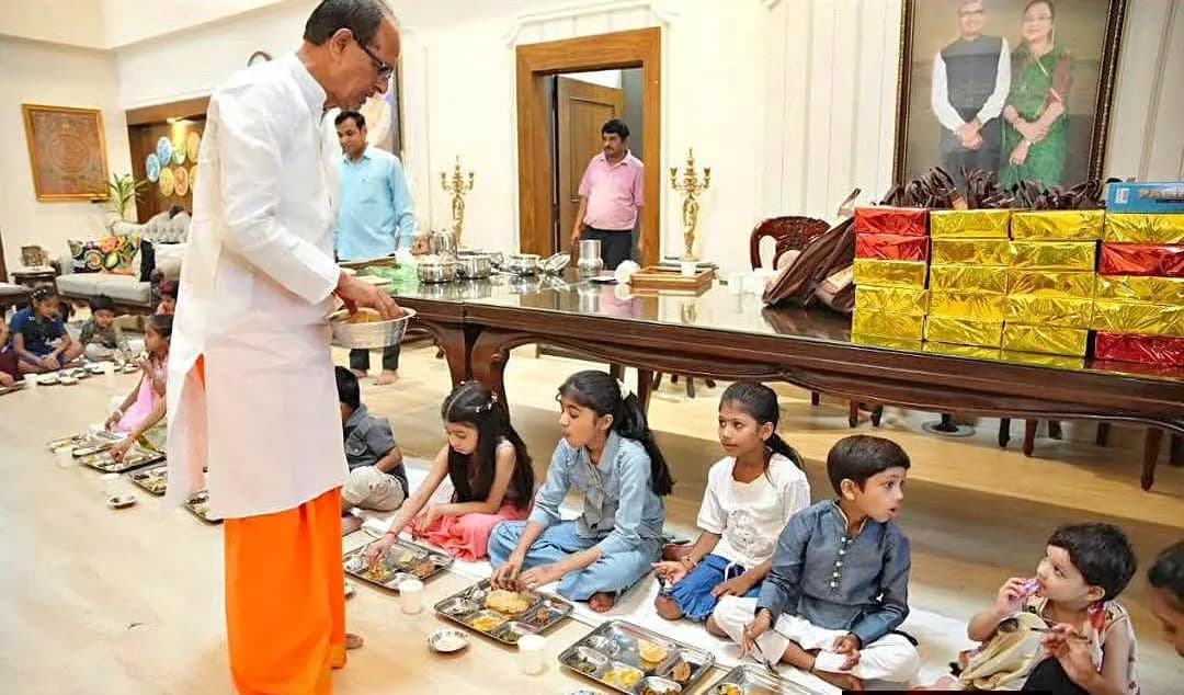 ‘मामा’ ने घर में बच्चियों के पैर पखार की पूजा, बोले- हर बेटी में बसती हैं मां दुर्गा