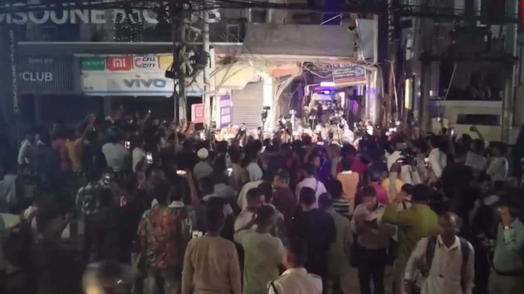 यह घटना शहर के बोरा सर्विस एरिया में स्थित होटल बिलास इन में हुई। आरोपी इस प्रॉपर्टी का लीज होल्डर है।