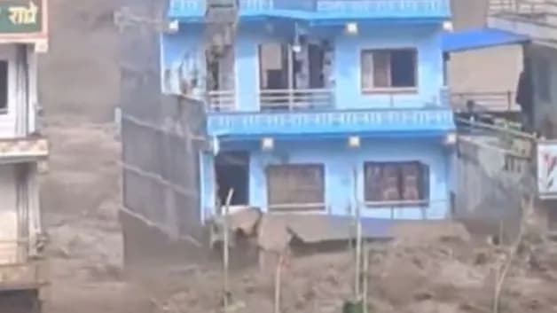 नेपाल में भारी बारिश और बाढ़ से 21 लोगों की मौत हुई है। भारत में भी बाढ़ का खतरा बढ़ा। फोटो- Video Screenshot