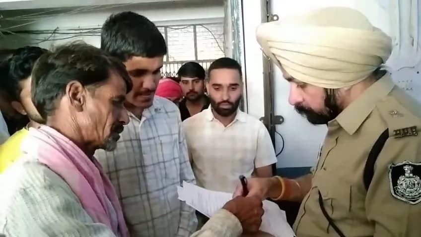 आरोपी के भाई ने एएसपी को पुलिस अधीक्षक के नाम सौंपा आवेदन