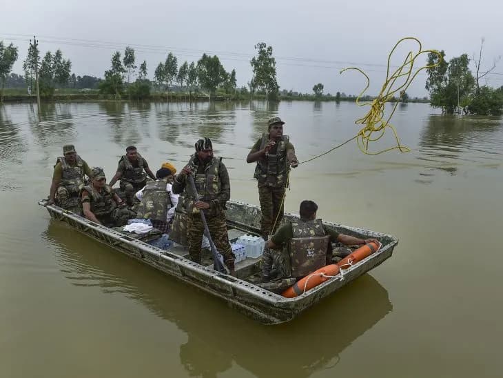 पंजाब में तीन लाख एकड़ खेती की जमीन पानी में डूबी, हिमाचल में 1200 से ज्यादा सड़कें ठप; उत्तराखंड में सभी स्कूल-कॉलेज बंद Main