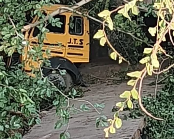 शिवपुरी की अमोला घाटी में गुरुवार देर रात कानपुर से सूरत जा रहा ट्रॉला खाई में गिरा।