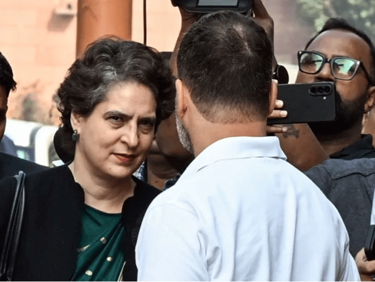 प्रियंका गांधी को 4 जनवरी को एक नई जिम्मेदारी मिली है। उन्हें असम विधानसभा चुनाव के लिए स्क्रीनिंग कमिटी का अध्यक्ष बनाया गया है। यानी सीट बंटवारे से लेकर प्रत्याशियों के चयन तक में प्रियंका ही सर्वेसर्वा होंगी। (फोटो सोर्स: ANI)