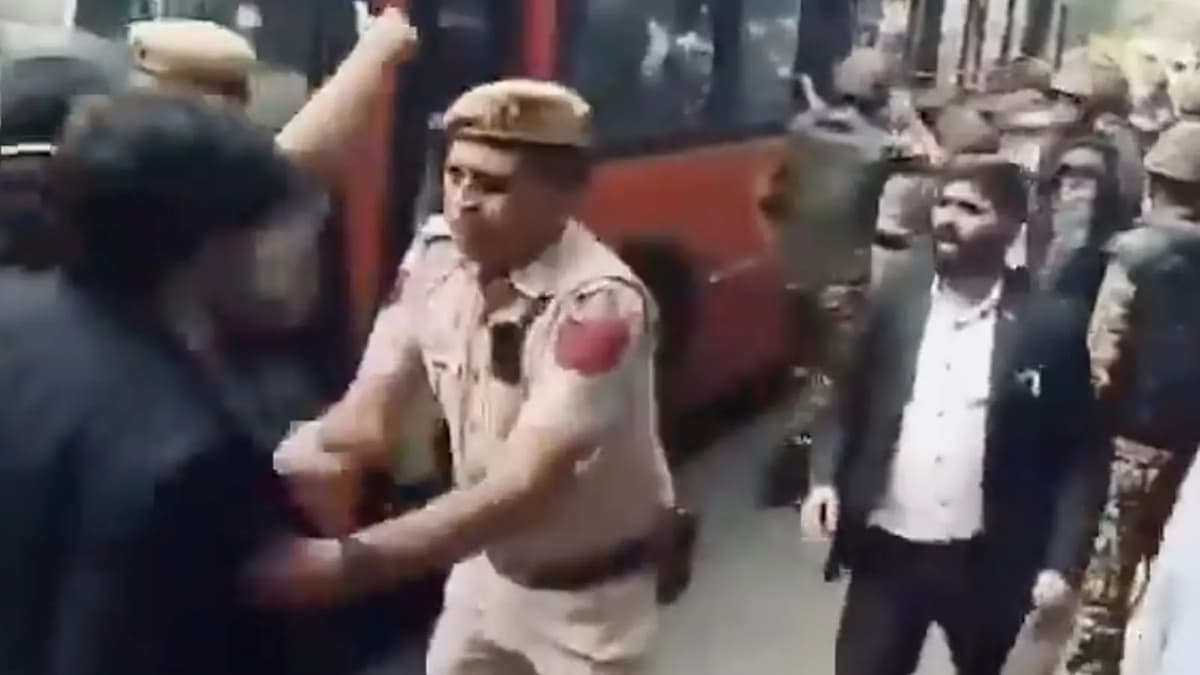दिल्ली पुलिस को फौरन रिहा करने पड़े सुप्रीम कोर्ट के वकील