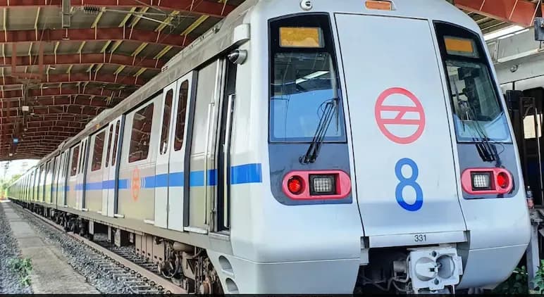 दिल्ली मेट्रो में 48 साल के व्यक्ति की मौत