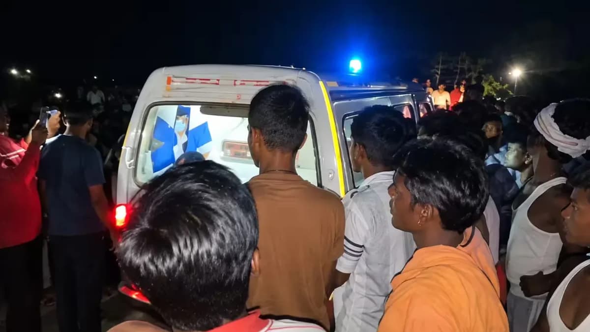 बिहार के वैशाली में गंगा नदी में नाव डूबी