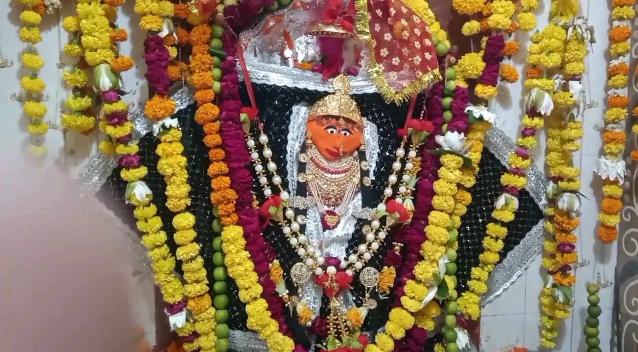 दतिया के खैरी माता मंदिर में शारदीय नवरात्र पर उमड़े श्रद्धालु।