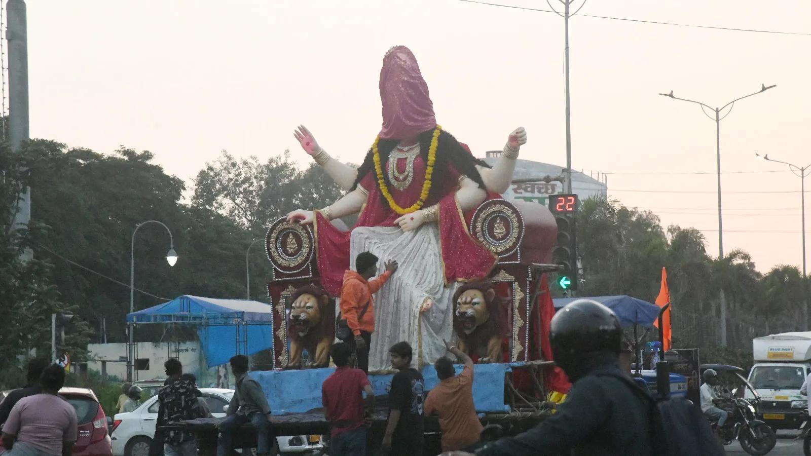 भोपाल में 1500 से अधिक स्थानों पर होगी माता की स्थापना, प्रतिमा ले जाते हुए श्रद्धालु।