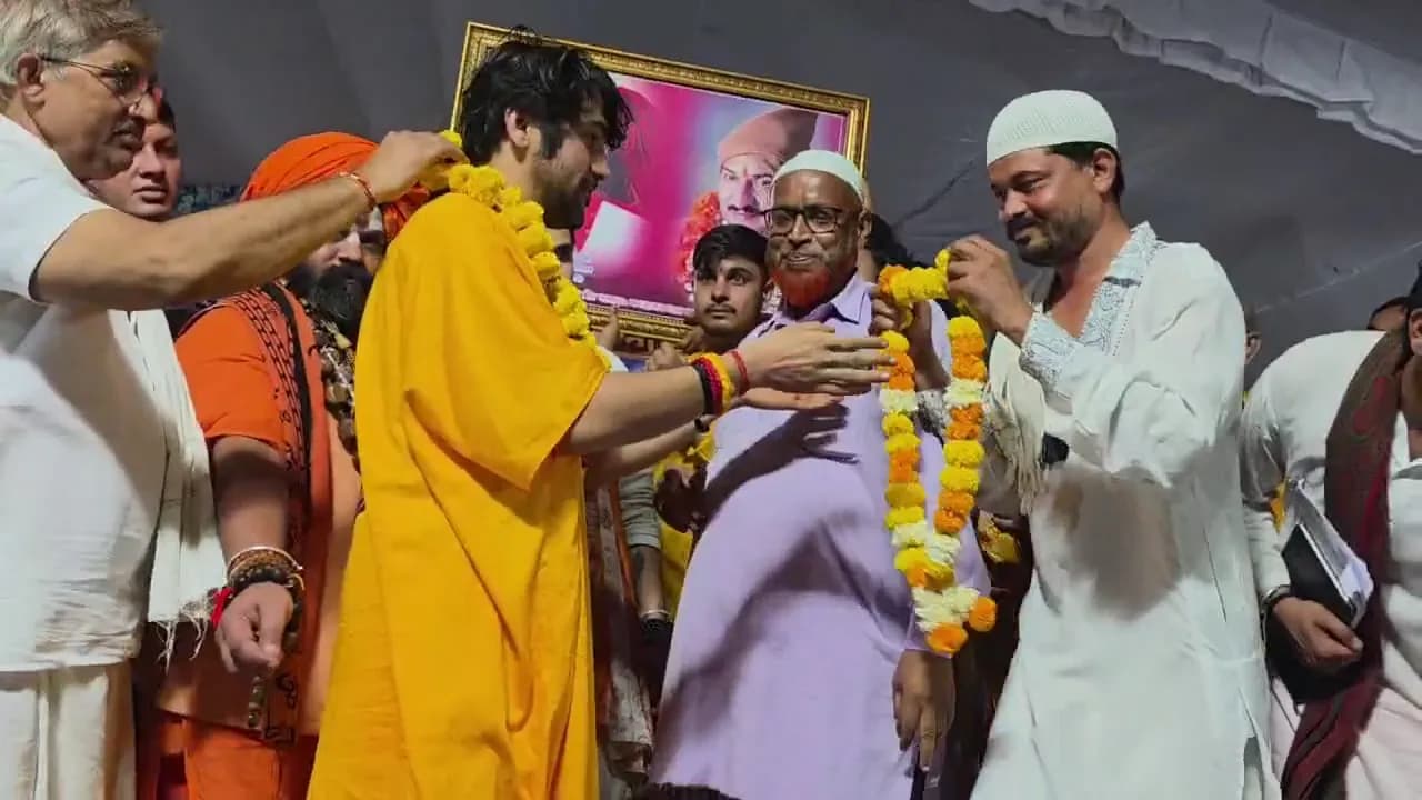 बागेश्वर धाम की यात्रा में मुस्लिम युवक ने पेश की आस्था की मिसाल।