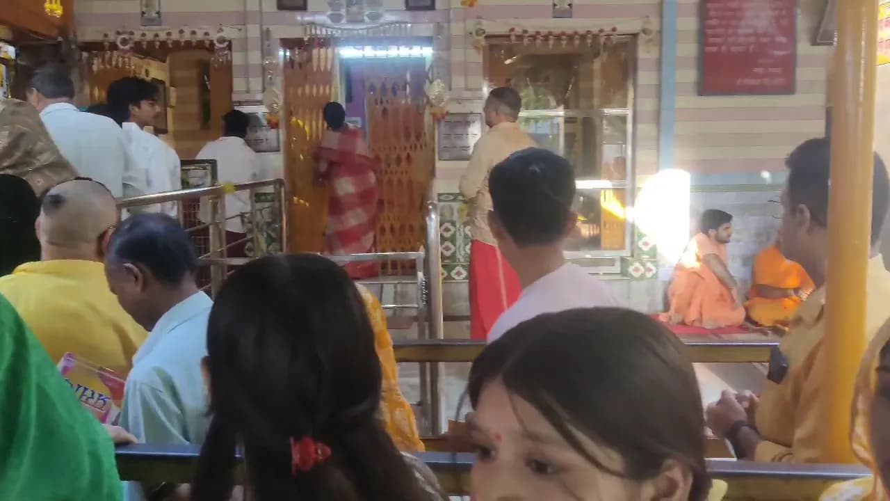 दतिया में माता ब्रह्मचारिणी की पूजा के लिए लगी लंबी कतारें।