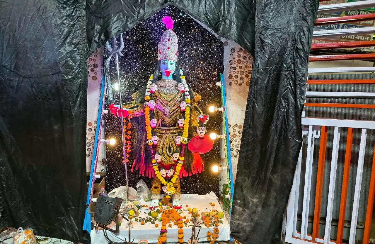 नवरात्रि के बाद विसर्जित नहीं होती मां काली की यह अनोखी मिट्टी की प्रतिमा।