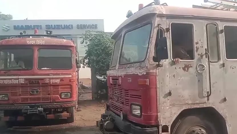 बुरहानपुर कार शो रूम में लगी भीषण आग से मचा हड़कंप