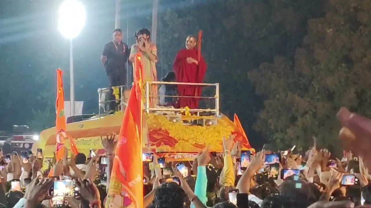 सागर पहुंचे धीरेंद्र कृष्ण शास्त्री ने बंडा में जहरीली शराब से मौतों का जिक्र किया।