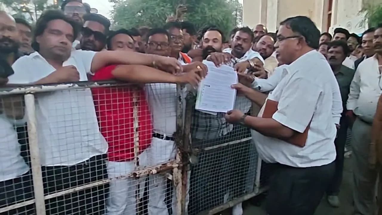 जिले के WCL की अनुपयोगी भूमि पर वर्षों से रह रहे परिवारों को पट्टे की मांग को लेकर रक्षा मंच ने कलेक्ट्रेट कार्यालय पहुंचकर प्रशासन को ज्ञापन सौंपा।