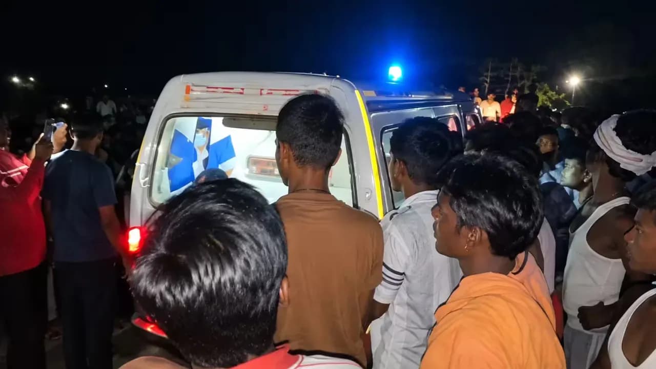 रेस्क्यू कर बचाए गए एक बच्चे ने बताया कि नाव में एक छेद था।
