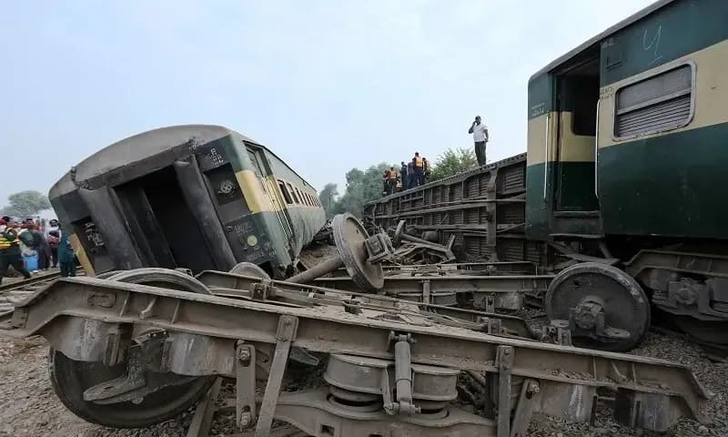 पाकिस्तान के मुल्तान में रहमान बाबा एक्सप्रेस की सभी 14 बोगियां पटरी से उतरीं।