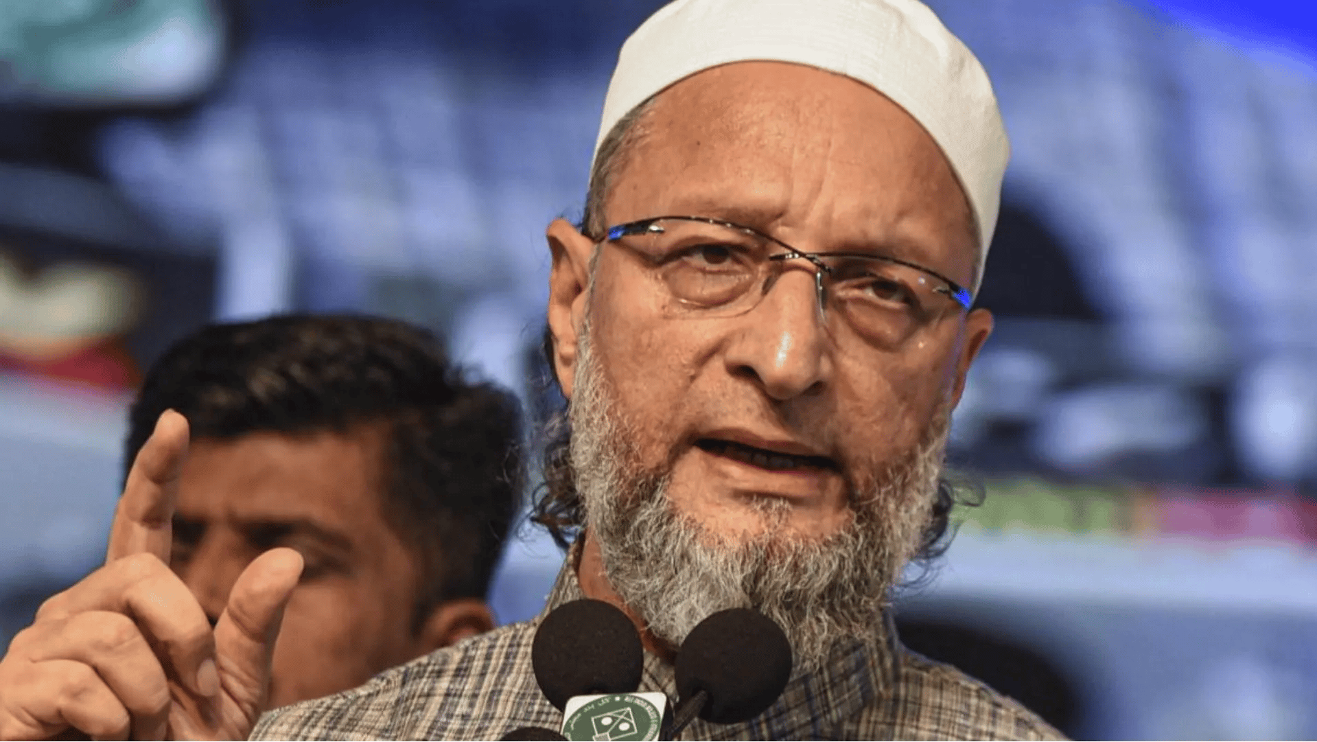 AIMIM चीफ ओवैसी ने SIR प्रक्रिया में गड़बड़ी बताते हुए सुप्रीम कोर्ट में याचिका दाखिल की है।