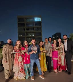बॉलीवुड सेलेब्स ने करवा चौथ मनाया, अनिल कपूर के घर इवेंट में पहुंचे; देखें सेलिब्रेशन की तस्वीरें… Main