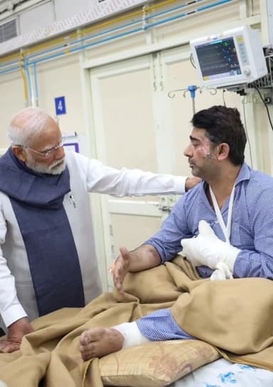 दिल्ली ब्लास्ट के घायलों से मिले PM