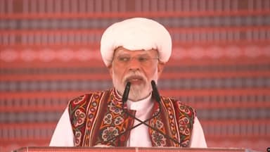 PM बोले- बनासकांठा वालों से कोई नहीं कहता, आलू से सोना बनाता हूं; सभा में खाट पर बैठे लोग