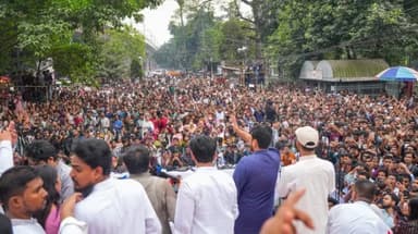 भारत विरोधी नारे लगे,दो मंत्रियों के इस्तीफे की मांग;PM आवास के घेराव की चेतावनी