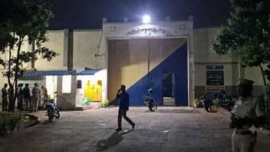 3 जेल प्रहरियों पर हमला किया; 4 दोबारा पकड़े, बाकी की तलाश जारी