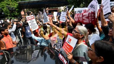 CEC के खिलाफ प्रोटेस्ट में पुलिस पर यौन हिंसा का आरोप, अमित शाह के इस्तीफे की मांग