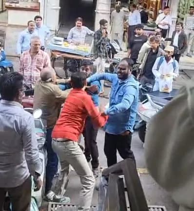 दुकानदार और एजेंट में चले लात-घूंसे, वीडियो वायरल