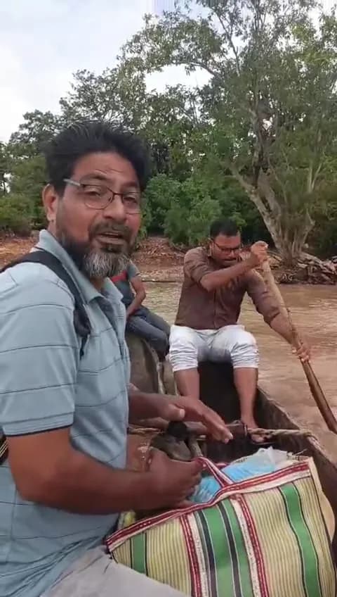 शिक्षक जान जोखिम में डाल नाव में बैठकर नदी पार कर स्कूल पहुंचने को मजबूर