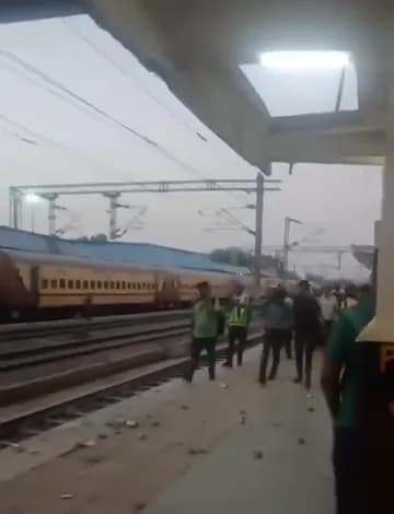 प्लेटफार्म नंबर-1 पर छत का जर्जर हिस्सा भरभराकर गिरा, बाल-बाल बचे यात्री