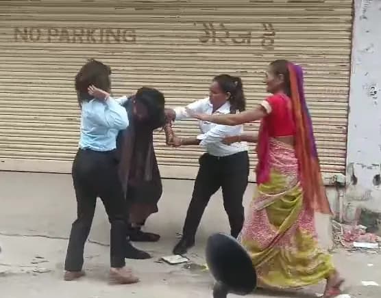 लात-घूंसों से पिटाई कर सहकर्मी को धमकाया, लोगों ने किया बीच-बचाव; वीडियो वायरल