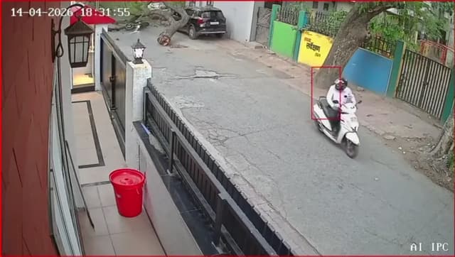 इंदौर में चलती बाइक पर गिरा पेड़, हेलमेट ने बचाई युवक की जान; CCTV में कैद हुई घटना