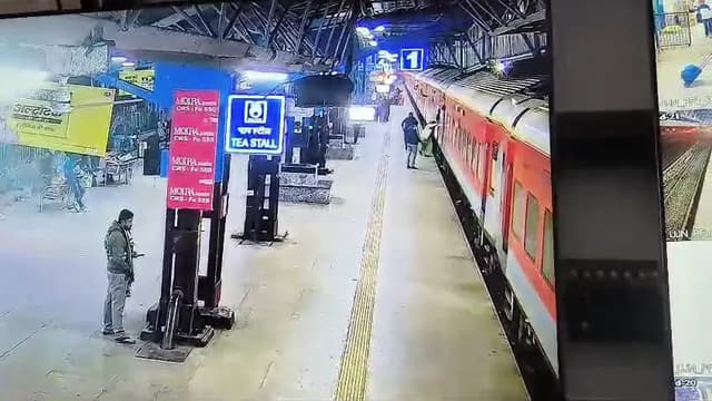 आरक्षक ने जान बचाई, सीसीटीवी वीडियो आया सामने