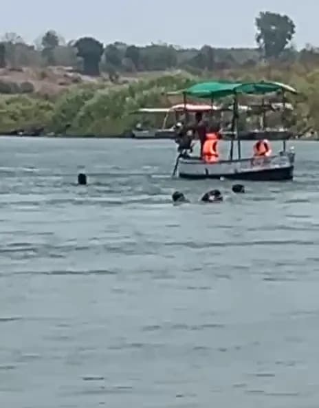 बरमान घाट पर गहरे पानी में डूबने लगे 4 युवक, गोताखोरों ने बचाई जान
