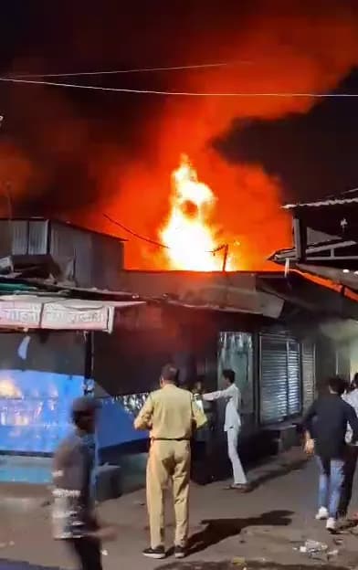 टायर गोदाम समेत कई दुकानें जलीं, धमाकों और लपटों से दहला इलाका