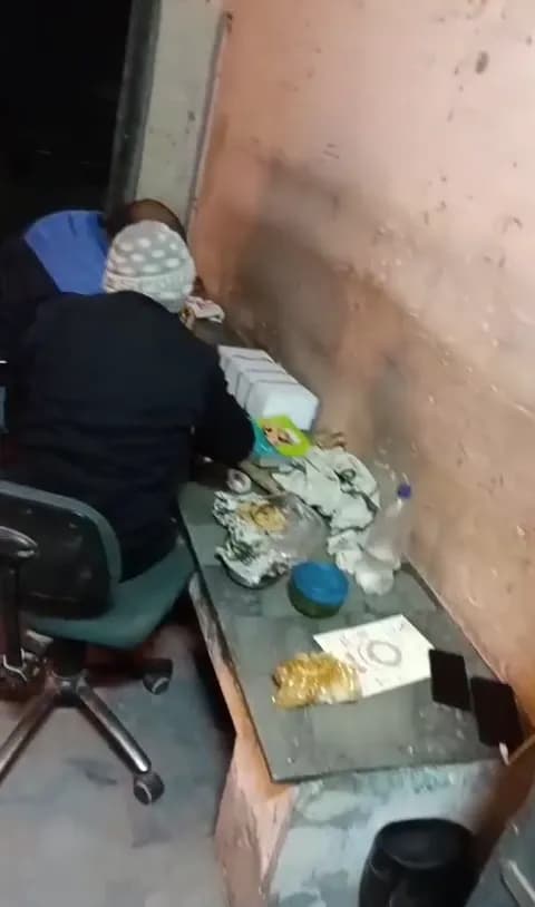 वीडियो वायरल होने से मचा हड़कंप, कर्मचारियों को थमाए नोटिस