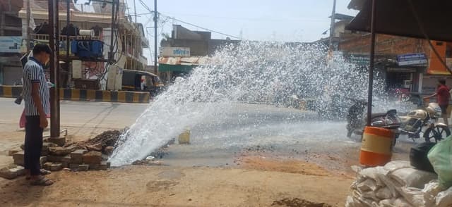 हजारों लीटर पानी सड़क पर बहा, कई वार्डों की सप्लाई ठप